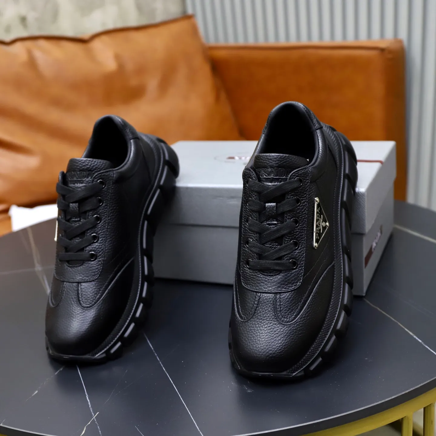 Factory price: 720💰Top original order Brand: PRADA (Prada) Standard code: Men's size 38/44 (45 can be customized) Grade: Same as the official website Material: Original cowhide stitching, cowhide lining, original combination two-color wear-resistant soft outsole Style category: casual sports version, young fashion, European and American trend, British style Color: actual picture color